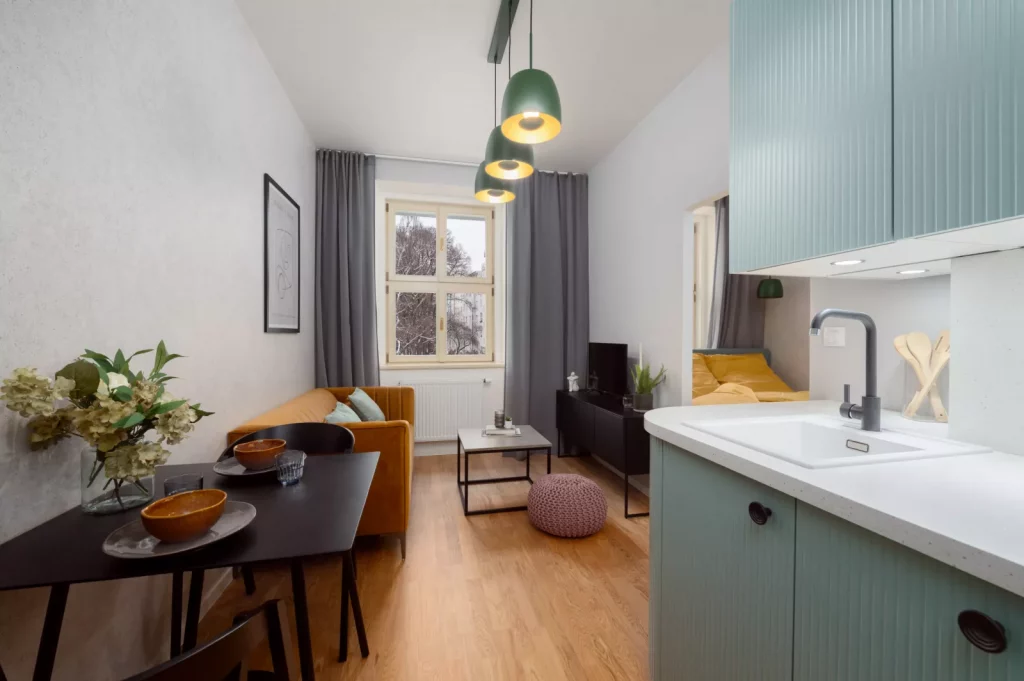 Příjemná kuchyně spojená s prostorným obývacím pokojem v rezidenčním projektu BackYard Dejvice v lokalitě Dejvice