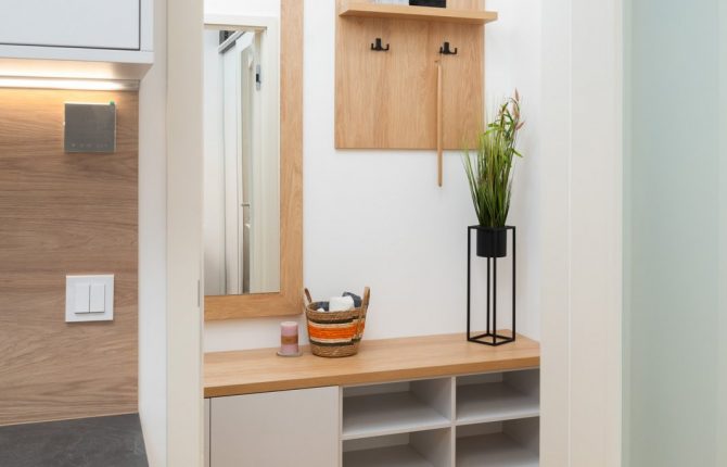 Procházejte prostornou chodbou v rezidenčním projektu Bydlení na Výšinách na Letné