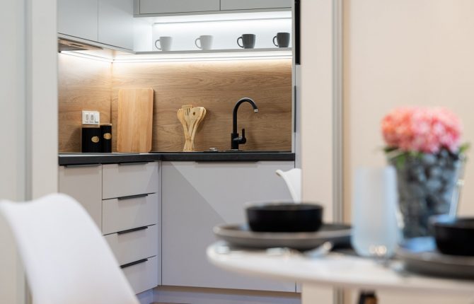 Prožijte moderní podsvícenou kuchyni v rezidenčním projektu Bydlení na Výšinách na Letné