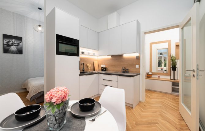 Prozkoumejte pohled z kuchyně na chodbu v rezidenčním projektu Bydlení na Výšinách na Letné