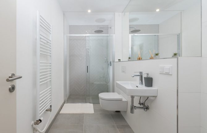 Obdivujte světlou koupelnu v rezidenčním projektu Bydlení na Výšinách na Letné