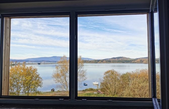 Výhled na vodu z okna v Resortu Malé Lipno u Lipna